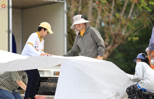 ภาพ No.280864:วันที่ 27 ธันวาคม พ.ศ.2568 คณะสงฆ์และเจ้าหน้าที่ทุกสังกัด ช่วยกันเตรียมงานตักบาตรพระ 1,000 รูป จ.สตูล