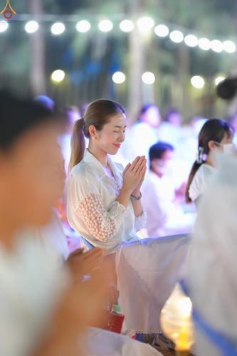 ภาพ No.290166:วันที่ 6 มกราคม พ.ศ. 2569 พิธีจุดประทีปถวายเป็นพุทธบูชา และบูชาธรรมมหาปูชนียาจารย์ (ภาพชุดที่ 2) ณ อนุสรณ์สถานมหาวิหารพระมงคลเทพมุนี (โลตัสแลนด์) อ.สองพี่น้อง จ.สุพรรณบุรี ในโครงการธรรมยาตรา กตัญญูบูชา มหาปูชนียาจารย์ พระมงคลเทพมุนี(สด จนฺทสโร) พระผู้ปรา