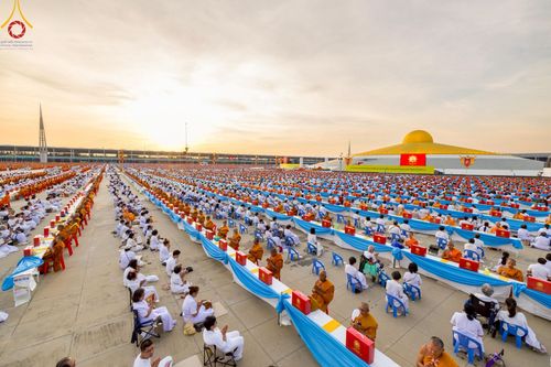ภาพ No.221798:วันอังคารที่ 22 เมษายน พ.ศ. 2568 ภาพพิธีถวายมหาสังฆทานคณะสงฆ์ 40,000 กว่าวัดทั่วประเทศ เนื่องในวันคุ้มครองโลก ชุดที่ 2 (ปลื้มให้สมการรอคอย) ณ ลานธรรมพระมหาธรรมกายเจดีย์ วัดพระธรรมกาย