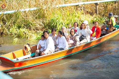 ภาพ No.197876:พิธีตักบาตรพระธรรมยาตรา ณ อนุสรณ์สถานลำดับที่ 4 สถานที่เกิดด้วยกายธรรม วัดโบสถ์(บน) ต.บางคูเวียง จ.นนทบุรี ในโครงการธรรมยาตรา กตัญญูบูชา มหาปูชนียาจารย์ พระมงคลเทพมุนี(สด จนฺทสโร) พระผู้ปราบมาร อนุสรณ์สถาน 7 แห่ง ปีที่ 13 วันที่ 19 มกราคม พ.ศ. 2568