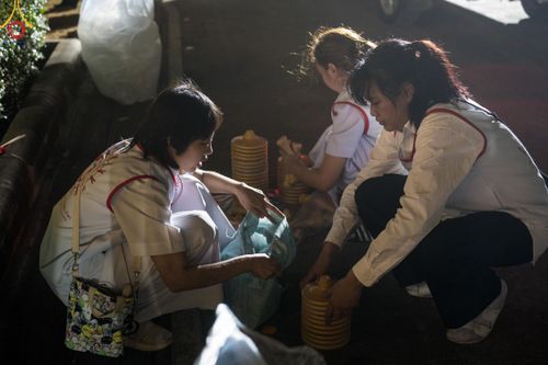 ภาพ No.117189:V.16 เป็นทีม การเตรียมงาน เก็บงาน การรับบุญของเจ้าหน้าที่หน่วยงานต่างๆ เพื่อโครงการธรรมยาตรา กตัญญูบูชามหาปูชนียาจารย์ พระมงคลเทพมุนี (สด จนฺทสโร) พระผู้ปราบมาร อนุสรณ์สถาน 7 แห่ง ปีที่ 12 ระหว่างวันที่ 2 - 31 มกราคม พ.ศ. 2567