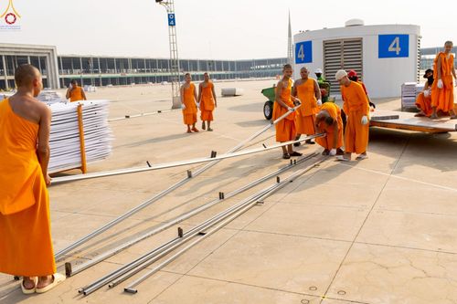 ภาพ No.225293:วันที่ 20 - 27 เมษายน พ.ศ. 2568 "ภาพแห่งความปลื้มที่ไม่มีวันจบ" คณะสงฆ์สามเณร เจ้าหน้าที่ และสาธุชน ร่วมแรงร่วมใจกันเตรียมงานและเก็บงาน เพื่อวันคุ้มครองโลก พิธีถวายมหาสังฆทานคณะสงฆ์ 40,000 กว่าวัดทั่วประเทศ