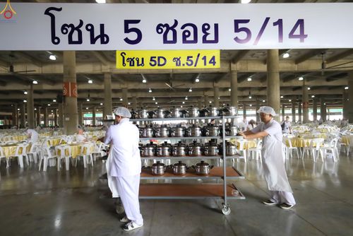 ภาพ No.325727:วันที่ 22 เมษายน พ.ศ.2569(วันคุ้มครองโลก) งานถวายมหาสังฆทาน 40,000 กว่าวัดทั่วประเทศ เจ้าหน้าที่ สาธุชน ร่วมใจจัดเตรียมภัตตาหารเพล (ชุด 2)