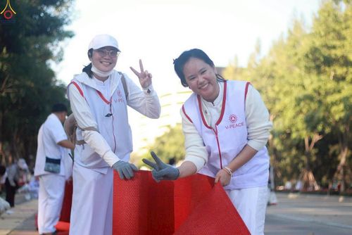 ภาพ No.296061:ภาพเบื้องหลังอาสาสมัครรวมใจ ชุดที่ 1 ในโครงการธรรมยาตรา กตัญญูบูชา มหาปูชนียาจารย์ พระมงคลเทพมุนี(สด จนฺทสโร) พระผู้ปราบมาร อนุสรณ์สถาน 7 แห่ง ปีที่ 14