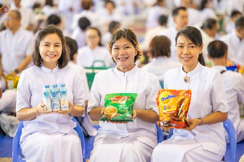 ภาพ No.318155:วันอาทิตย์ต้นเดือนที่ 5 เมษายน พ.ศ.2569 พิธีตักบาตร ณ บ้านแก้วเรือนทองคุณยายอาจารย์ฯ วัดพระธรรมกาย