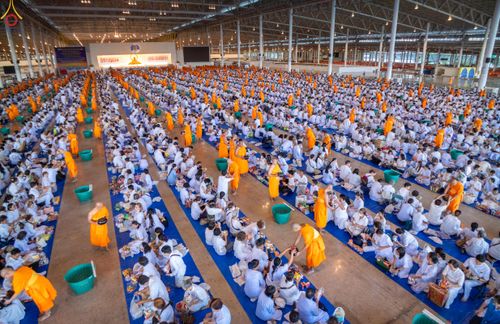 ภาพ No.311340:วันอาทิตย์ต้นเดือนที่ 1 มีนาคม พ.ศ.2569 พิธีตักบาตร และ พิธีบูชาข้าวพระ ณ สภาธรรมกายสากล วัดพระธรรมกาย