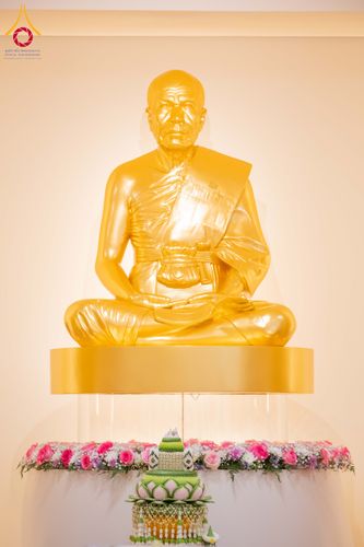 ภาพ No.319115:วันที่ 29 มีนาคม พ.ศ.2569 พิธีอัญเชิญรูปหล่อพระมงคลเทพมุนี (สด จนฺทสโร) ประดิษฐาน ณ ห้องปฏิบัติธรรม “มงคลรัตนโชติ”  วัดพระธรรมกายชิคาโก ประเทศสหรัฐอเมริกา