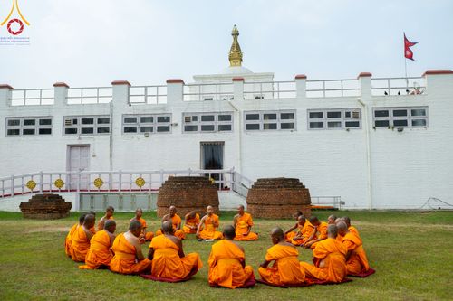 ภาพ No.314652:วันที่ 20 มีนาคม พ.ศ. 2569 พระอาจารย์ แนะนำการปฏิบัติธรรมให้แก่สามเณร  โครงการบรรพชาสามเณร 500 รูป เนปาล ณ วิหารมายาเทวี ประเทศเนปาล