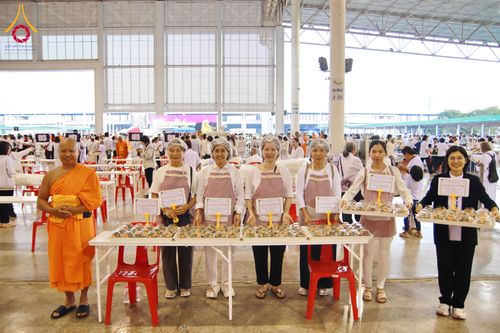 ภาพ No.279148:วันที่ 2 มกราคม พ.ศ.2569 พิธีถวายภัตตาหารเป็นสังฆทาน แด่พระธรรมยาตรา ณ วัดพระธรรมกาย ปทุมธานี ในโครงการธรรมยาตรา กตัญญูบูชา มหาปูชนียาจารย์ พระมงคลเทพมุนี(สด จนฺทสโร) พระผู้ปราบมาร อนุสรณ์สถาน 7 แห่ง ปีที่ 14