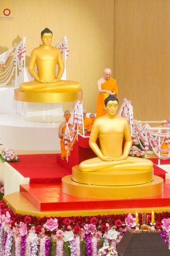 ภาพ No.84728:พิธีบรรจุพระบรมสารีริกธาตุภายในเกตุดอกบัวตูม องค์พระประธาน ณ ห้องแก้วสารพัดนึก 2 วัดพระธรรมกาย ในวันอาสาฬหบูชา อังคารที่ 1 สิงหาคม พ.ศ.2566