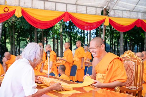 ภาพ No.285737:วันพุธที่ 10 ธันวาคม พ.ศ.2568  พิธีตอกเสาเข็มมงคลต้นสุดท้าย รองรับองค์พระเจดีย์เพื่อสร้างสันติภาพโลก ณ ศูนย์ปฏิบัติธรรมและศูนย์อบรมเยาวชน ชัยนาท