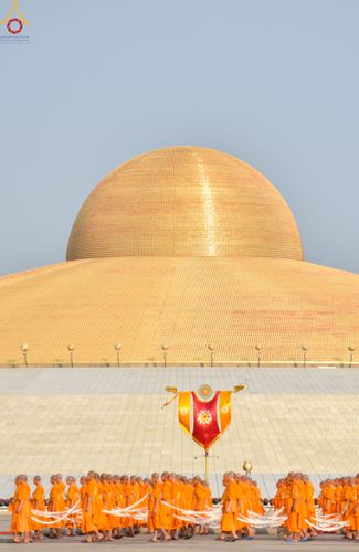 ภาพ No.79168:พิธีอัญเชิญองค์พระบรมพุทธเจ้า 24 องค์ เวียนประทักษิณรอบพระมหาธรรมกายเจดีย์ ณ วัดพระธรรมกาย  วันที่ 2 เมษายน พ.ศ. 2566