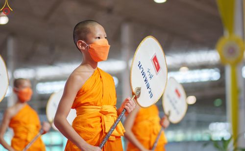 ภาพ No.85269:พิธีมุทิตาสักการะพระภิกษุ ผู้สอบได้เปรียญธรรม ๙ ประโยคระดับโลก, พิธีมอบโล่เกียรติยศและทุนการศึกษา สำนักเรียนบาลีดีเด่นทั่วประเทศ ในวันสมาธิโลก อาทิตย์ที่ 6 สิงหาคม พ.ศ. 2566 ณ สภาธรรมกายสากล วัดพระธรรมกาย