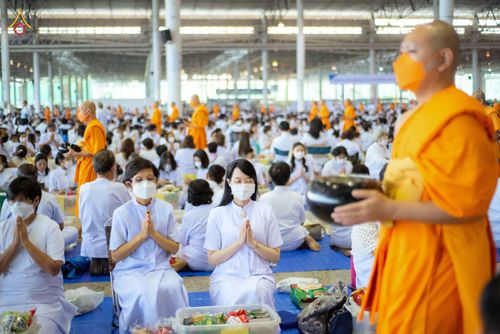 ภาพ No.76810:พิธีตักบาตรข้าวสารอาหารแห้ง  ณ บ้านแก้วเรือนทองคุณยายฯ สภาธรรมกายสากล  วัดพระธรรมกาย จ.ปทุมธานี  ในวันอาทิตย์ต้นเดือนที่ 6 มีนาคม พ.ศ. 2566