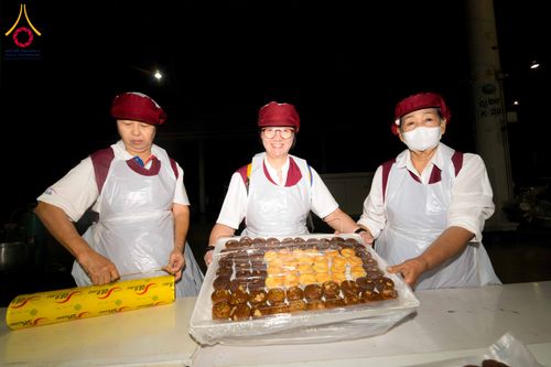 ภาพ No.303005:วันที่ 26 มกราคม พ.ศ. 2569 พิธีถวายภัตตาหารเป็นสังฆทาน แด่พระธรรมยาตรา ณ วัดพระธรรมกาย  จังหวัดปทุมธานี ในโครงการธรรมยาตรา กตัญญูบูชา มหาปูชนียาจารย์ พระมงคลเทพมุนี(สด จนฺทสโร) พระผู้ปราบมาร อนุสรณ์สถาน 7 แห่ง ปีที่ 14