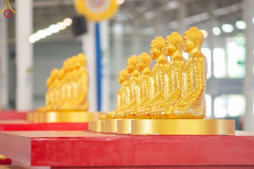 ภาพ No.78880:พิธีตักบาตร ข้าวสารอาหารแห้ง พิธีบูชาข้าวพระ ในวันอาทิตย์ต้นเดือนที่ 2 เมษายน พ.ศ. 2566