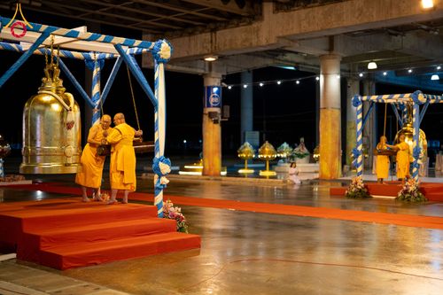 ภาพ No.286750:วันอาสาฬหบูชา วันพฤหัสบดีที่ 10 กรกฏาคม พ.ศ.2568  พิธีเวียนประทักษิณรอบพระมหาธรรมกายเจดีย์ , พิธีฉลองชัยสวดมนต์บทธัมมจักกัปปวัตตนสูตร ครบ 7,520,000,000 จบ ณ มหารัตนวิหารคด วัดพระธรรมกาย