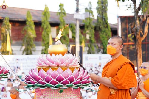 ภาพ No.73393:พิธีจุดประทีปถวายเป็นพุทธบูชา และบูชาธรรมมหาปูชนียาจารย์ ในโครงการธรรมยาตรากตัญญูบูชา มหาปูชนียาจารย์ พระมงคลเทพมุนี(สด จนฺทสโร) พระผู้ปราบมาร ปีที่ 11 ณ อนุสรณ์สถานลำดับที่ 4 สถานที่เกิดด้วยกายธรรม วัดโบสถ์ (บน) บางคูเวียง อ.บางกรวย จ.นนทบุรี วันที่ 21 