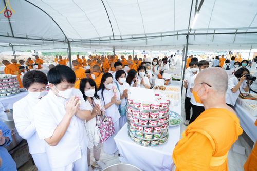 ภาพ No.69997:พิธีถวายภัตตาหารเป็นสังฆทาน แด่คณะพระธรรมยาตราฯ ในโครงการธรรมยาตราฯ ปีที่ 11 ณ อนุสรณ์สถานมหาวิหารพระมงคลเทพมุนี อ.สองพี่น้อง จ.สุพรรณบุรี วันที่ 10 มกราคม พ.ศ. 2566