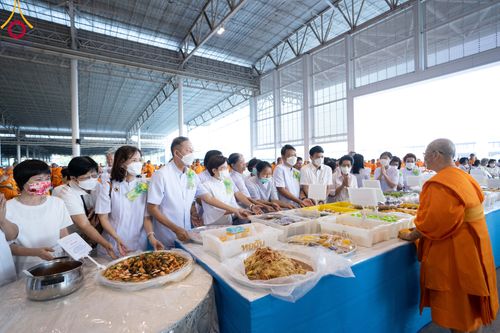 ภาพ No.105420:พิธีถวายภัตตาหารเป็นสังฆทาน แด่คณะพระธรรมยาตราฯ ในโครงการธรรมยาตรากตัญญูบูชา มหาปูชนียาจารย์ พระมงคลเทพมุนี(สด จนฺทสโร) พระผู้ปราบมาร อนุสรณ์สถาน 7 แห่ง ปีที่ 12 วันที่ 2 มกราคม พ.ศ. 2567 ณ สภาธรรมกายสากล วัดพระธรรมกาย