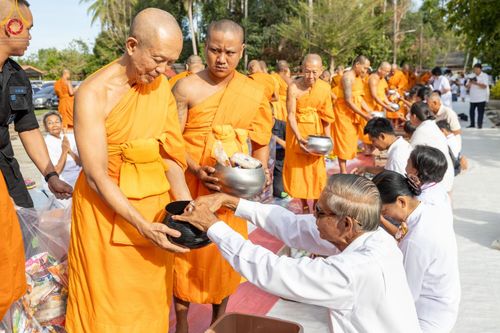 ภาพ No.137649:พิธีตักบาตร พิธีถวายสังฆทานแด่คณะสงฆ์ 323 วัด พิธีทำบุญอุทิศส่วนกุศลแด่ผู้วายชนม์ ในเหตุการณ์ความไม่สงบ 4 จังหวัดชายแดนภาคใต้ ปีที่ 20 ครั้งที่ 169 และพิธีมอบกองทุนหนุนแรงใจช่วยครูใต้ ปีที่ 17 ครั้งที่ 134 วันที่ 25 พฤษภาคม พ.ศ.2567 อ.ตากใบ จ.นราธิวาส