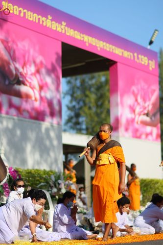 ภาพ No.70679:พิธีต้อนรับพระธรรมยาตรา ในโครงการธรรมยาตรากตัญญูบูชา มหาปูชนียาจารย์ พระมงคลเทพมุนี(สด จนฺทสโร) พระผู้ปราบมาร อนุสรณ์สถาน 7 แห่ง ปีที่ 11 วันที่ 14 มกราคม พ.ศ. 2566 ณ อนุสรณ์สถานลำดับที่ 3 สถานที่เกิดในเพศสมณะ วัดสองพี่น้อง อ.สองพี่น้อง จ.สุพรรณบุรี