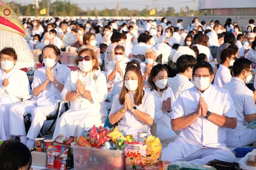 ภาพ No.74735:พิธีตักบาตรพระธรรมยาตราฯ ในโครงการธรรมยาตรากตัญญูบูชา มหาปูชนียาจารย์ พระมงคลเทพมุนี(สด จนฺทสโร) พระผู้ปราบมาร ปีที่ 11 ณ อนุสรณ์สถานลำดับที่ 5 สถานที่เผยแผ่วิชชาธรรมกายครั้งแรก อนุสรณ์สถานบางปลา วัดบางปลา อ.บางเลน จ.นครปฐม วันที่ 29 มกราคม พ.ศ. 2566
