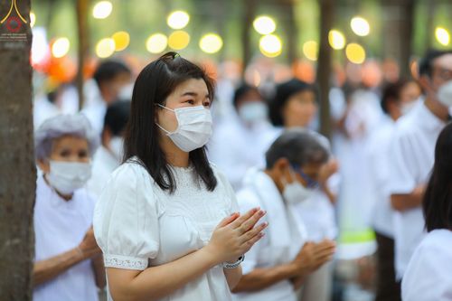 ภาพ No.69336:พิธีจุดประทีปถวายเป็นพุทธบูชา และบูชาธรรมมหาปูชนียาจารย์ ในโครงการธรรมยาตรากตัญญูบูชา มหาปูชนียาจารย์ พระมงคลเทพมุนี(สด จนฺทสโร) พระผู้ปราบมาร ปีที่ 11 ณ อนุสรณ์สถานมหาวิหารพระมงคลเทพมุนี อ.สองพี่น้อง จ.สุพรรณบุรี