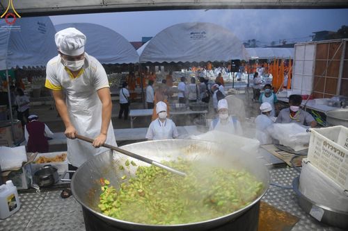 ภาพ No.70999:พิธีถวายภัตตาหารเป็นสังฆทาน แด่คณะพระธรรมยาตราฯ ในโครงการธรรมยาตราฯ ปีที่ 11 ณ อนุสรณ์สถานคลองบางนางแท่น อ.สามพราน จ.นครปฐม วันที่ 13 มกราคม พ.ศ. 2566