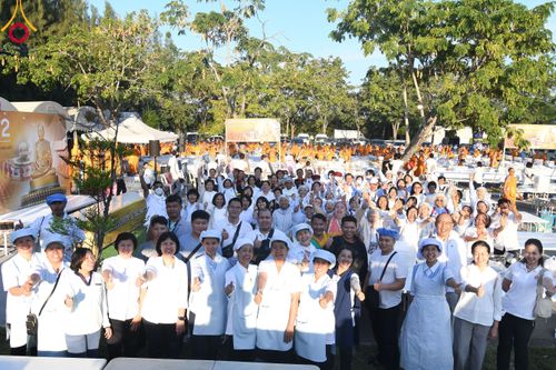 ภาพ No.106034:พิธีถวายภัตตาหารเป็นสังฆทาน แด่คณะพระธรรมยาตราฯ ในโครงการธรรมยาตรากตัญญูบูชา มหาปูชนียาจารย์ พระมงคลเทพมุนี(สด จนฺทสโร) พระผู้ปราบมาร อนุสรณ์สถาน 7 แห่ง ปีที่ 12 วันที่ 3 มกราคม พ.ศ. 2567 ณ อนุสรณ์สถานโลตัสแลนด์ จ.สุพรรณบุรี