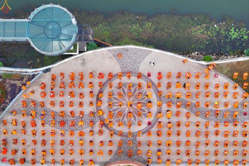 ภาพ No.284157:วันเสาร์ที่ 20 ธันวาคม พ.ศ.2568  พิธีตักบาตรพระ 10,000 รูป เนื่องในโอกาส 194 ปี จังหวัดกาญจนบุรี และอุทิศส่วนกุศลให้แด่บรรพชนทั้งหลาย บริเวณถนนสองแคว (Skywalk) เมืองกาญจนบุรี