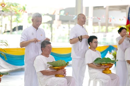 ภาพ No.338279:วันอาทิตย์ที่ 5 กรกฎาคม พศ.2569 พิธีตัดปอยผมธรรมทายาทนานาชาติ IDOP รุ่นที่ 21 จากประเทศจีน มาเลเซีย สิงคโปร์ และไต้หวัน ณ โถงช้าง วัดพระธรรมกาย