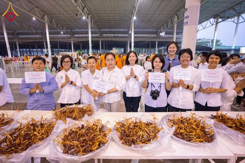 ภาพ No.121185:พิธีถวายภัตตาหารเป็นสังฆทาน แด่คณะพระธรรมยาตราฯ ในโครงการธรรมยาตรากตัญญูบูชา มหาปูชนียาจารย์ พระมงคลเทพมุนี(สด จนฺทสโร) พระผู้ปราบมาร อนุสรณ์สถาน 7 แห่ง ปีที่ 12 วันที่ 30 มกราคม พ.ศ. 2567 ณ สภาธรรมกายสากล วัดพระธรรมกาย