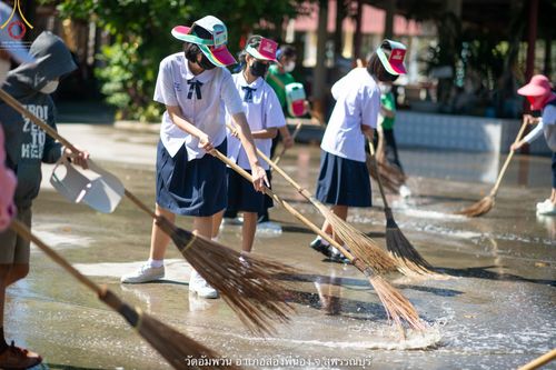 ภาพ No.69165:พระธรรมยาตรา ปฏิบัติศาสนกิจ ทำนุบำรุงศาสนสถาน, สวดธรรมจักร, ปฏิบัติธรรม ร่วมกับชุมชน,นักเรียนเด็กดีวีสตาร์ และร่วมพิธีทอดผ้าป่าบำรุงศาสนสถาน ในโครงการธรรมยาตรากตัญญูบูชา มหาปูชนียาจารย์ พระมงคลเทพมุนี(สด จนฺทสโร) พระผู้ปราบมาร อนุสรณ์สถาน 7 แห่ง ปีที่ 11