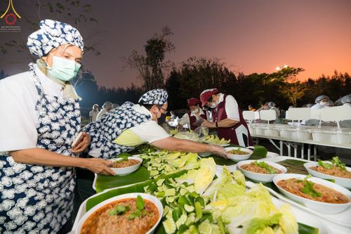 ภาพ No.71445:พิธีถวายภัตตาหารเป็นสังฆทาน แด่คณะพระธรรมยาตราฯ ในโครงการธรรมยาตรากตัญญูบูชา มหาปูชนียาจารย์ พระมงคลเทพมุนี(สด จนฺทสโร) พระผู้ปราบมาร อนุสรณ์สถาน 7 แห่ง ปีที่ 11 วันที่ 16 มกราคม พ.ศ. 2566