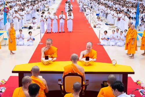 ภาพ No.337990:วันอาทิตย์ต้นเดือน 5 กรกฎาคม พ.ศ.2569 สัมมนาพิเศษ พิธีมอบพระของขวัญ ณ ห้องแก้วสารพัด1 วัดพระธรรมกาย