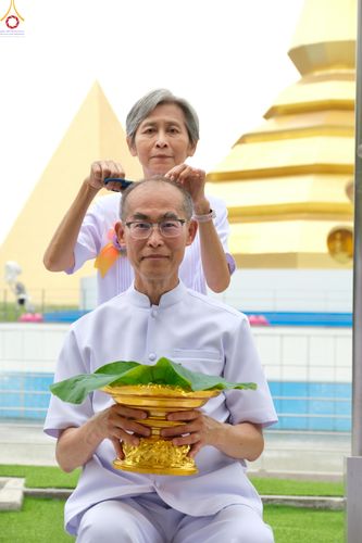 ภาพ No.330163:วันที่ 30 พฤษภาคม พ.ศ.2569 พิธีตัดปอยผมและปลงผม อุบาสกอุปสมบทอุทิศชีวิต 11 ท่าน ณ โบสถ์พระไตรปิฎก วัดพระธรรมกาย จังหวัดปทุมธานี
