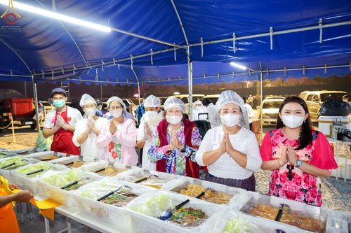 ภาพ No.74389:พิธีถวายภัตตาหารเป็นสังฆทาน แด่คณะพระธรรมยาตราฯ ในโครงการธรรมยาตรากตัญญูบูชา มหาปูชนียาจารย์ พระมงคลเทพมุนี(สด จนฺทสโร) พระผู้ปราบมาร อนุสรณ์สถาน 7 แห่ง ปีที่ 11 วันที่ 26 มกราคม พ.ศ. 2566