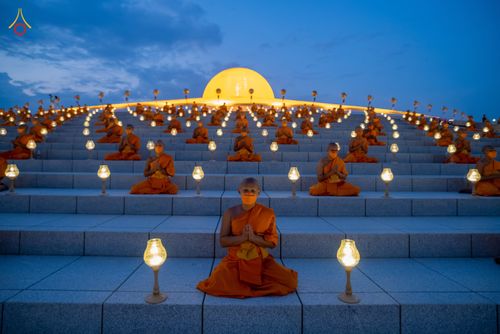 ภาพ No.81778:พิธีจุดวิสาขประทีปและเวียนประทักษิณ เนื่องในวันวิสาขบูชา วันเสาร์ที่ 3 มิถุนายน 2566 ณ ลานธรรมพระมหาธรรมกายเจดีย์ วัดพระธรรมกาย จ.ปทุมธานี