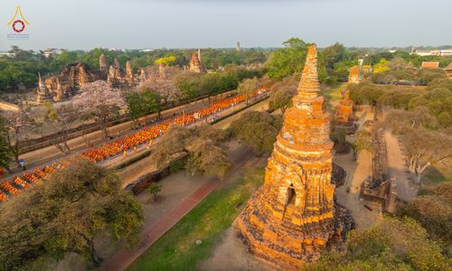 ภาพ No.318064:วันเสาร์ที่ 4 เมษายน พ.ศ. 2569 งานทำบุญเมืองใจกลางอยุธยา  ตักบาตรพระ 1,109 รูป ณ ถนนชีกุน หน้าวัดมหาธาตุ และวัดราชบูรณะ