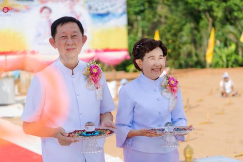 ภาพ No.331680:วันพุธที่ ๓ มิถุนายน พ.ศ.๒๕๖๙ พิธีทอดผ้าป่า ปฏิบัติธรรมกลั่นแผ่นดิน พิธีโปรยรัตนชาติ  และ พิธีตอกเสาเข็ม มงคลต้นแรก สถาปนา "องค์พระเจดีย์เพื่อสร้างสันติภาพโลก"  องค์แรก ครั้งแรกของลำปาง ประตูสู่ภาคเหนือ  ณ ศูนย์ปฏิบัติธรรมเถินเทิดธรรม อ.เถิน จ.ลำปาง
