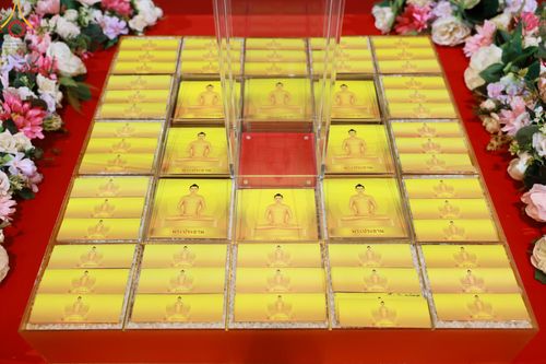 ภาพ No.83640:พิธีวางแผ่นจารึกชื่อและพิธีวางพวงมาลัยสักการะพระประธาน วันอาทิตย์ที่ 16 กรกฎาคม พ.ศ. 2566 ณ รัตนบัลลังก์ สภาธรรมกายสากล วัดพระธรรมกาย