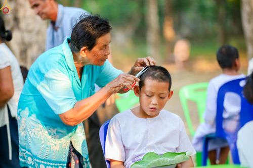 ภาพ No.317947:วันพฤหัสบดีที่ 2 เมษายน พ.ศ.2569 พิธีปลงผม , พิธีขอขมามอบบาตรและผ้าไตร , พิธีบรรพชาสามเณร จำนวน 28 รูป   ณ วัดโซกเป็ดอภิญญาโณ ต.เมืองเก่า อ.เมือง จ.สุโขทัย