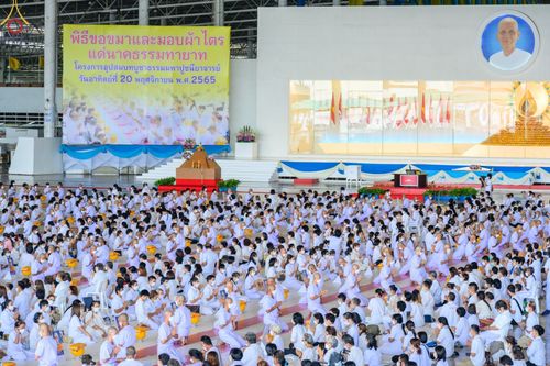 ภาพ No.63904:พิธีขอขมาและมอบผ้าไตรแด่นาคธรรมทายาท โครงการอุปสมบทบูชาธรรมมหาปูชนียาจารย์ วันอาทิตย์ที่ 20 พฤศจิกายน พ.ศ. 2565