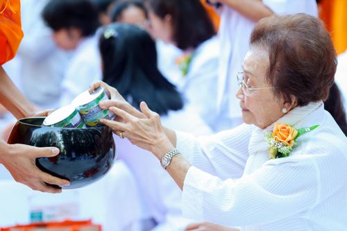 ภาพ No.289398:วันที่ 7 มกราคม พ.ศ. 2569 พิธีตักบาตรพระธรรมยาตรา ณ อนุสรณ์สถานลำดับที่ 1 สถานที่เกิดด้วยรูปกายเนื้อ อนุสรณ์สถานมหาวิหารพระมงคลเทพมุนี (โลตัสแลนด์) อ.สองพี่น้อง จ.สุพรรณบุรี ในโครงการธรรมยาตรา กตัญญูบูชา มหาปูชนียาจารย์ พระมงคลเทพมุนี(สด จนฺทสโร) พระผู้ป