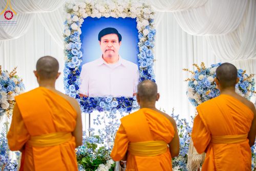 ภาพ No.90794:พิธีบำเพ็ญกุศลสวดพระอภิธรรม  อุบาสกถาวร พรหมถาวร (อุบาสกผู้ปั้นพระ) คืนที่ 3 วันจันทร์ที่ 16 ตุลาคม พ.ศ. 2566 ณ ห้องแก้วสารพัดนึก 1 สภาธรรมกายสากล วัดพระธรรมกาย จ.ปทุมธานี