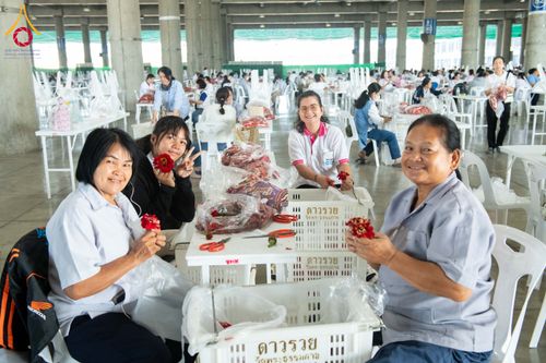 ภาพ No.279436:วันที่ 19-26 ธันวาคม พ.ศ. 2568 และ วันที่ 1 มกราคม พ.ศ.2569 รับบุญปลิดกลีบดอกไม้ เพื่อโปรยต้อนรับพระธรรมยาตรา