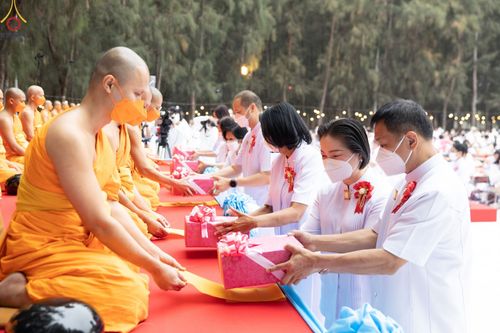 ภาพ No.69684:พิธีตักบาตรพระธรรมยาตราฯ ในโครงการธรรมยาตรากตัญญูบูชา มหาปูชนียาจารย์ พระมงคลเทพมุนี(สด จนฺทสโร) พระผู้ปราบมาร ปีที่ 11 ณ อนุสรณ์สถานลำดับที่ 1 สถานที่เกิดด้วยรูปกายเนื้อ อนุสรณ์สถานมหาวิหารพระมงคลเทพมุนี อ.สองพี่น้อง จ.สุพรรณบุรี