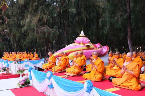 ภาพ No.69593:พิธีตักบาตรพระธรรมยาตราฯ ในโครงการธรรมยาตรากตัญญูบูชา มหาปูชนียาจารย์ พระมงคลเทพมุนี(สด จนฺทสโร) พระผู้ปราบมาร ปีที่ 11 ณ อนุสรณ์สถานลำดับที่ 1 สถานที่เกิดด้วยรูปกายเนื้อ อนุสรณ์สถานมหาวิหารพระมงคลเทพมุนี อ.สองพี่น้อง จ.สุพรรณบุรี