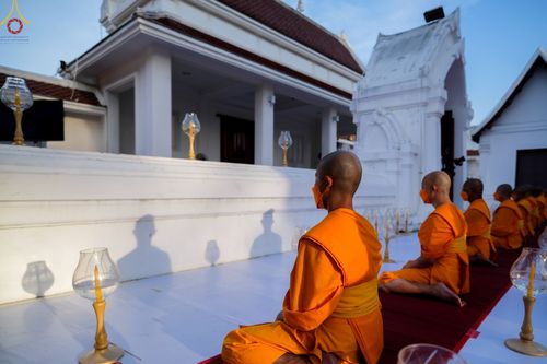 ภาพ No.73249:พิธีจุดประทีปถวายเป็นพุทธบูชา และบูชาธรรมมหาปูชนียาจารย์ ในโครงการธรรมยาตรากตัญญูบูชา มหาปูชนียาจารย์ พระมงคลเทพมุนี(สด จนฺทสโร) พระผู้ปราบมาร ปีที่ 11 ณ อนุสรณ์สถานลำดับที่ 4 สถานที่เกิดด้วยกายธรรม วัดโบสถ์ (บน) บางคูเวียง อ.บางกรวย จ.นนทบุรี วันที่ 21 